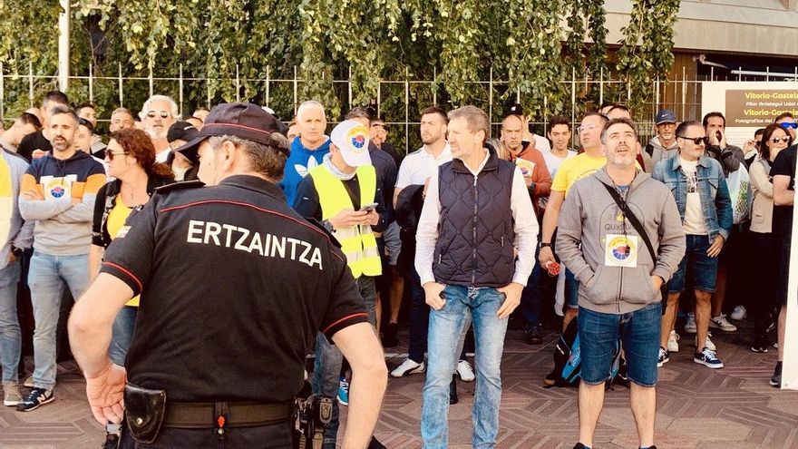 Un ertzaina de alta graduación, durante el operativo con motivo de la manifestación de 'Ertzainas en lucha'