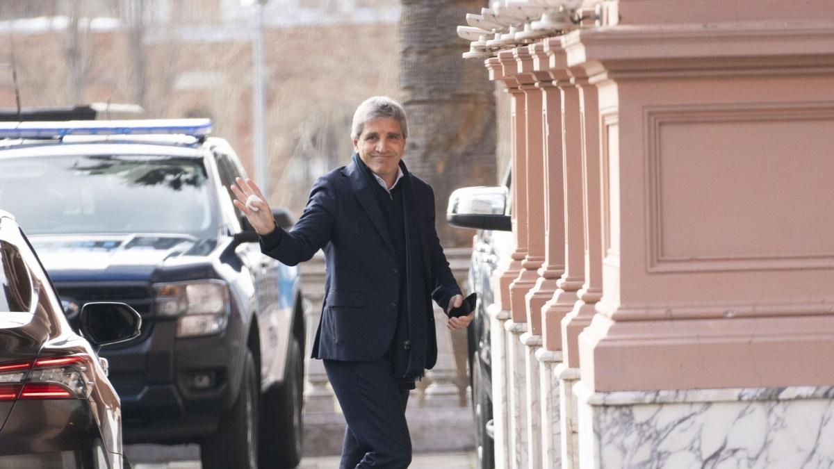 El ministro de economía Luis Caputo, este lunes, al ingresar a la Casa Rosada.