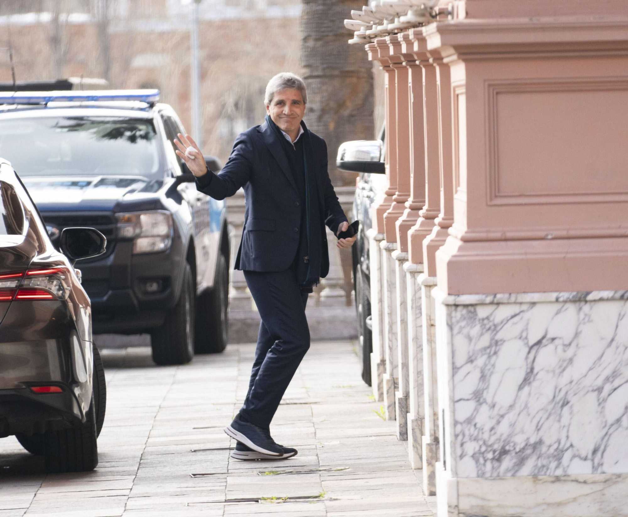 El ministro de economía Luis Caputo ingresa a la Casa Rosada para participar de la reunión de gabinete de ministros con el presidente Javier Milei.