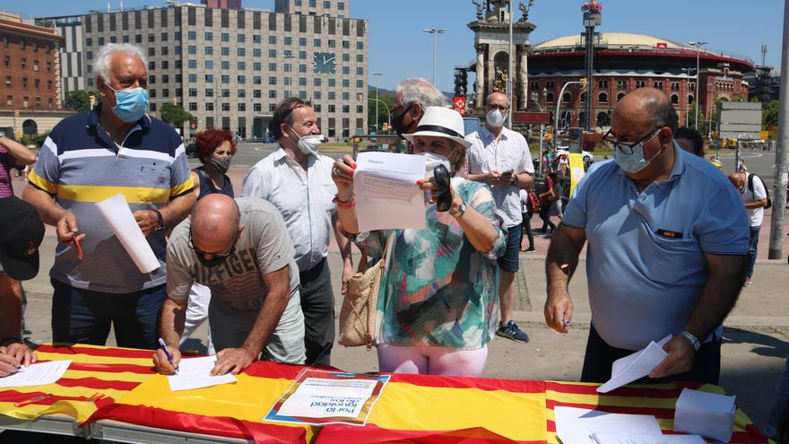 Recogida de firmas del PP contra los indultos a los políticos independentistas, este domingo en Barcelona.