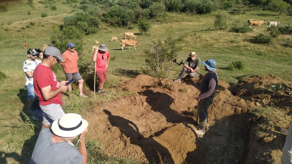 La ARMH encuentra casquillos de bala y restos humanos en una fosa común en Poladura de la Tercia