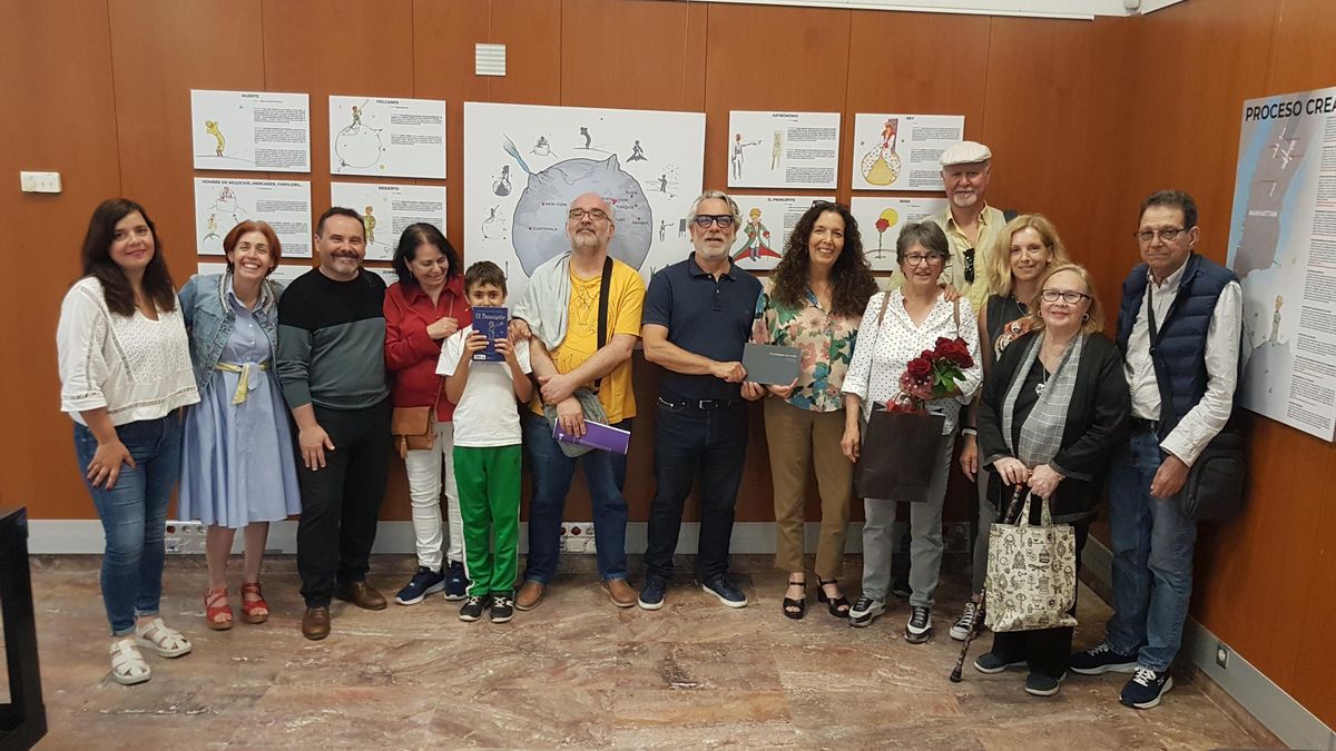 Los escritores Susi Alvarado y Emilio González Déniz, con miembros del Colectivo Andersen y personal de la Biblioteca Pública del Estado.