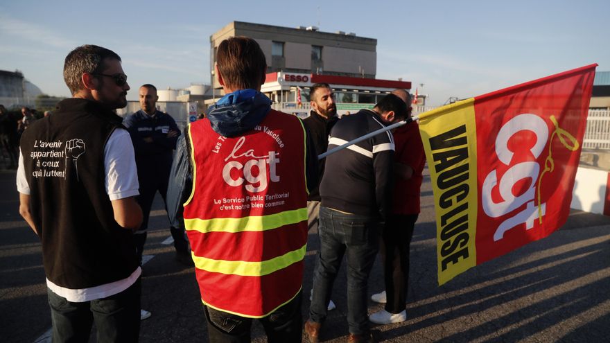 Trabajadores de TotalEnergies y Esso ExxonMobil asisten a una protesta convocada por el sindicato CGT frente a la refinería Esso en Fos-Sur-Mer, en Francia, el pasado 11 de octubre. EFE/EPA/GUILLAUME HORCAJUELO