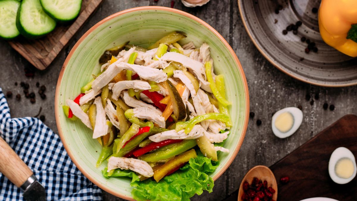 El pollo es una de las proteínas que podemos añadir para hacer más completas nuestras ensaladas