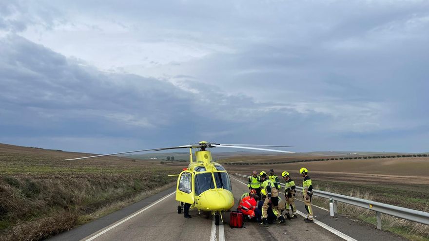 Evacuado en helicóptero sanitario el conductor de un camión que ha volcado