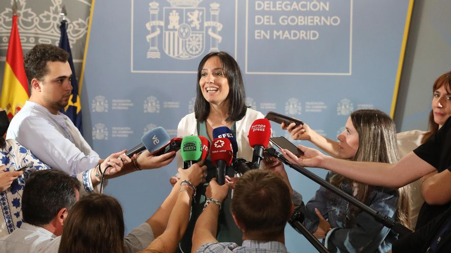 La delegada del Gobierno en la Comunidad de Madrid, Mercedes González, atiende a los medios de comunicación.