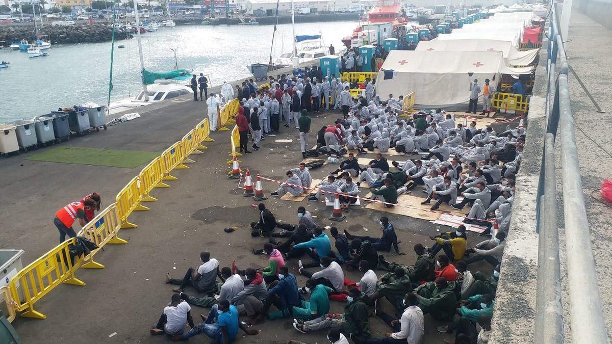 Migrantes en el suelo del muelle de Arguineguín, al sur de Gran Canaria.
