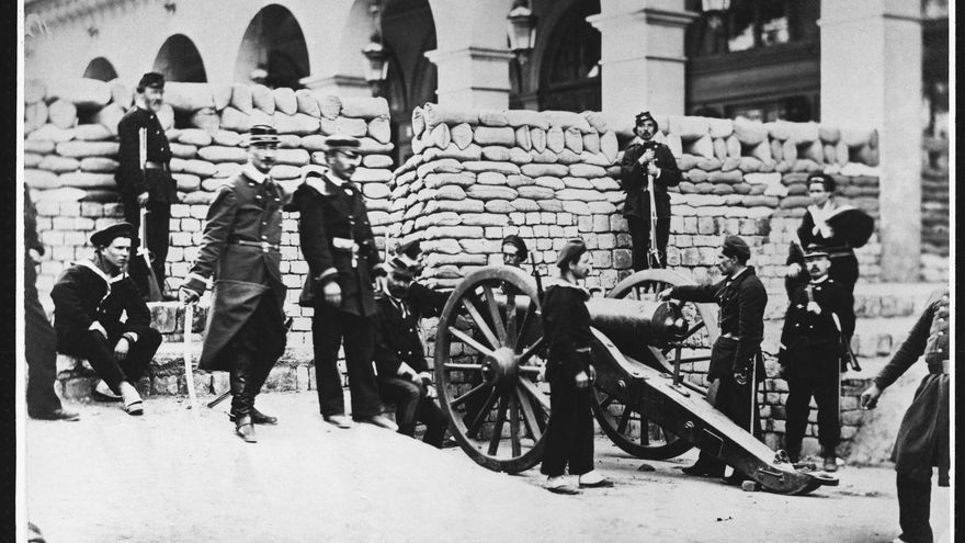 Guardias y mineros en una barricada durante la Comuna de París
