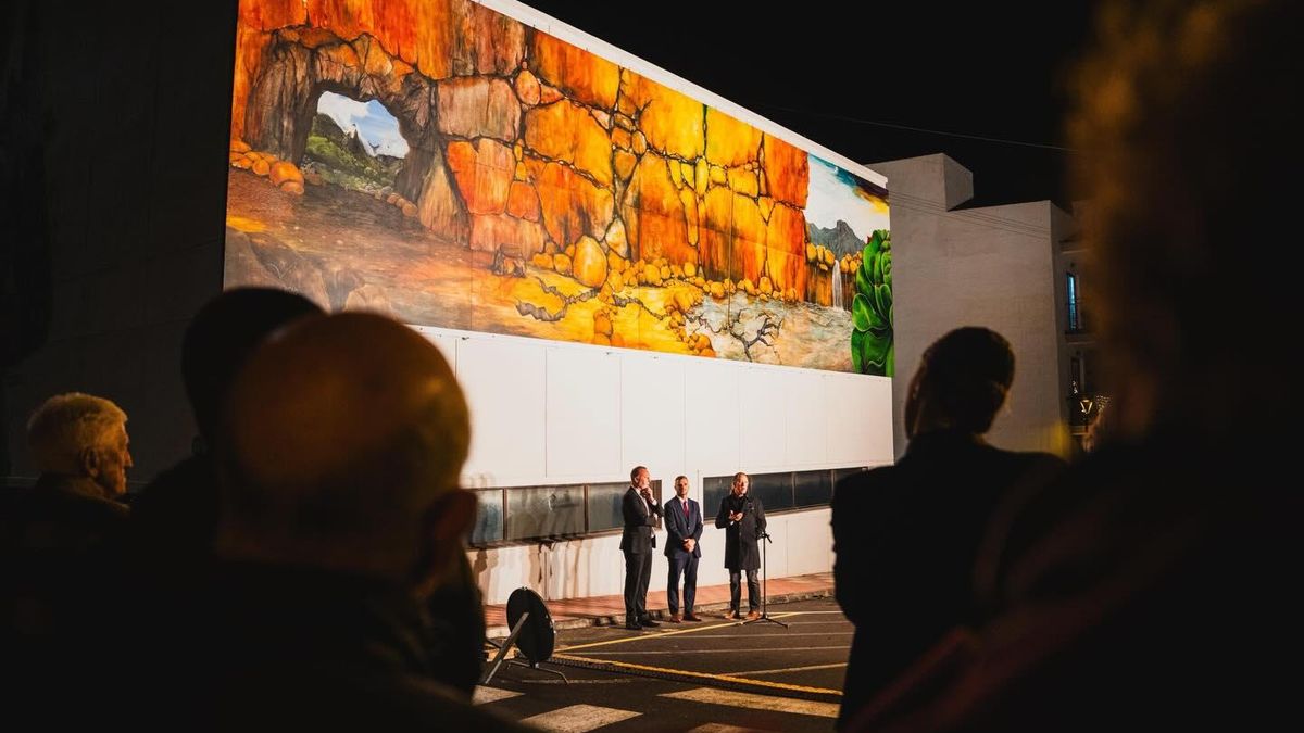 Inauguración del mural de gran formato 'Fortaleza', obra del artista pasense Sergio Acosta.