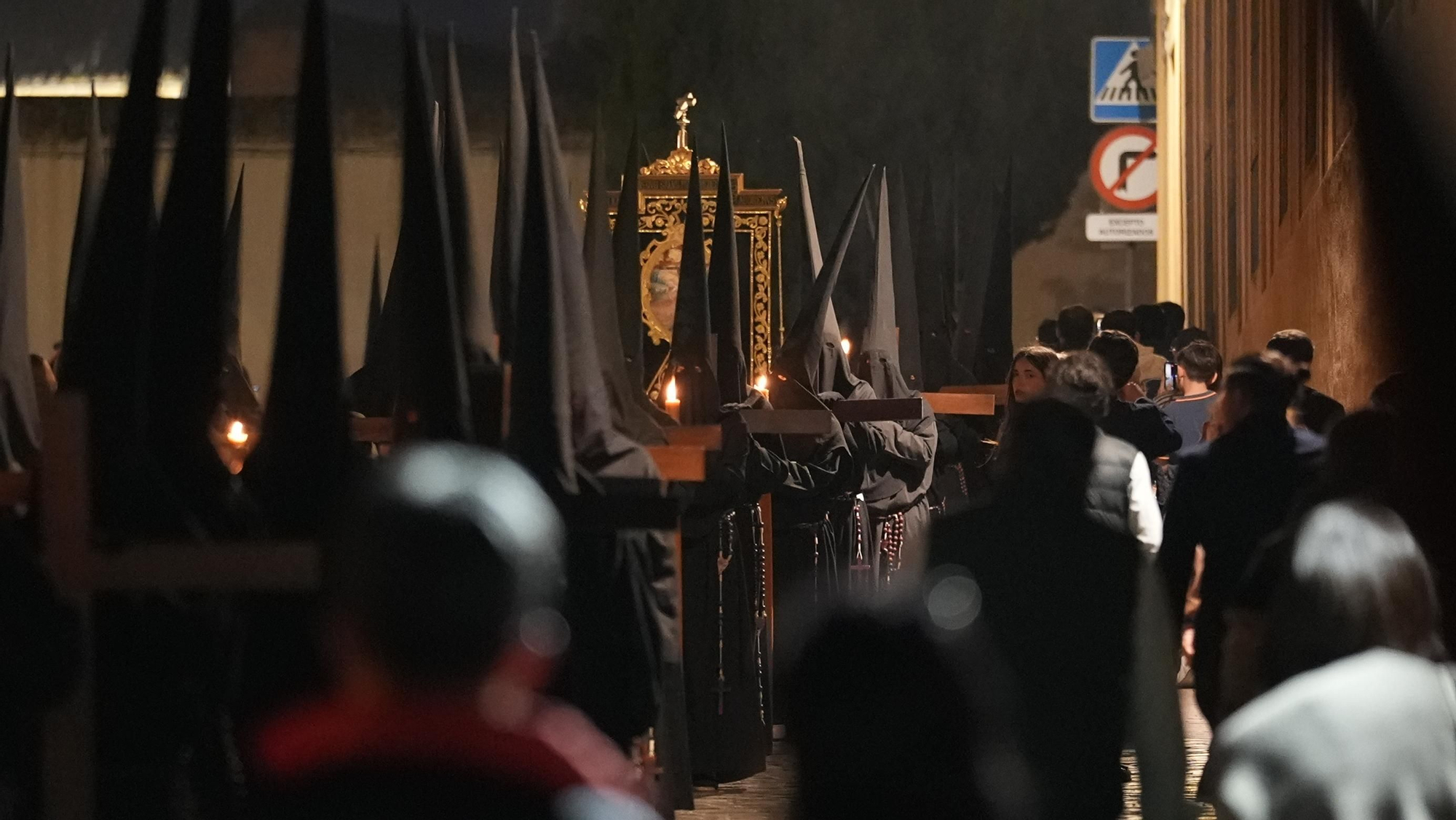 La salida procesional del Via Crucis, en imágenes