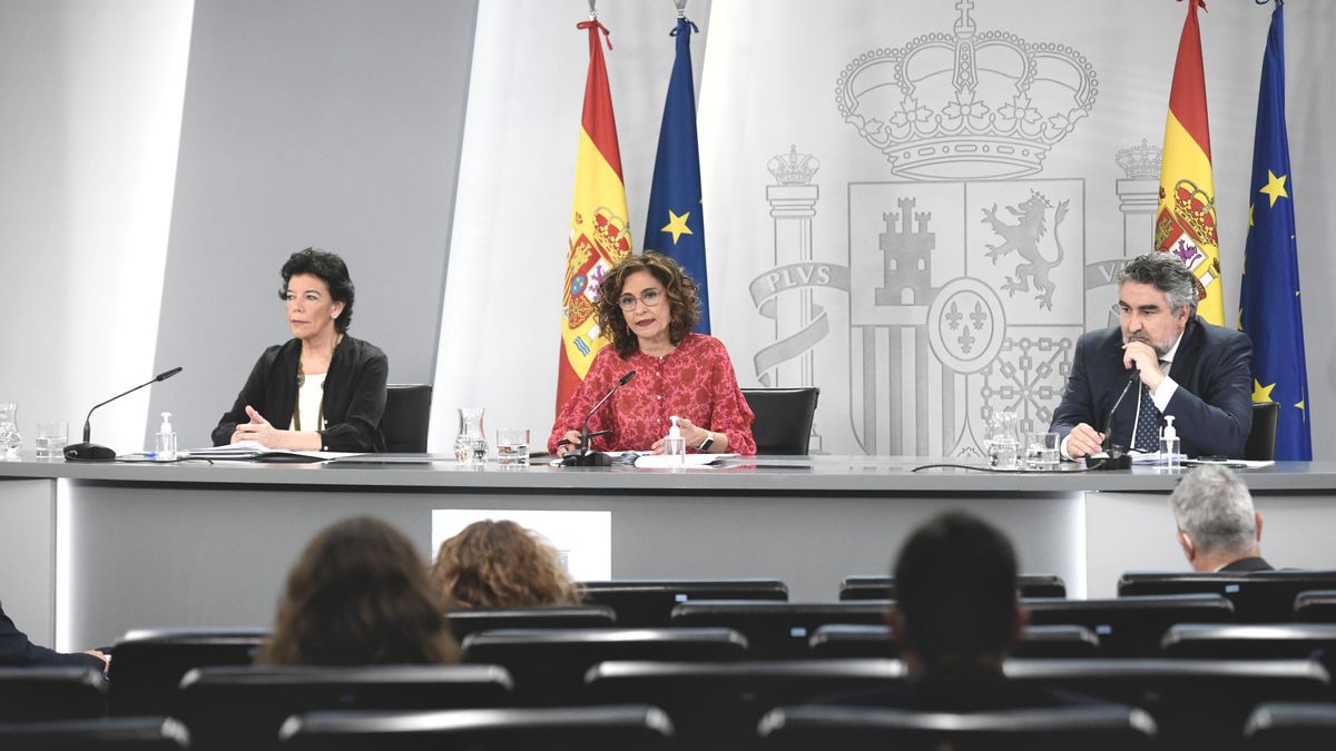 (I-D) La ministra de Educación y Formación Profesional, Isabel Celaá; la ministra de Hacienda, María Jesús Montero; y el ministro de Cultura, José Manuel Rodriguez Uribes, intervienen en una rueda de prensa posterior al Consejo de Ministros, a 15 de junio