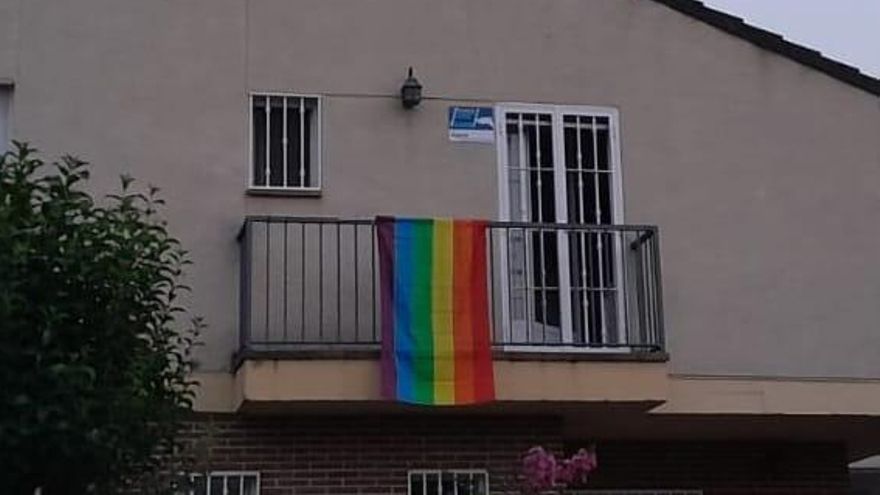 La bandera LGTBI colgada por Teresa y Ana en su casa de Villanueva de Perales