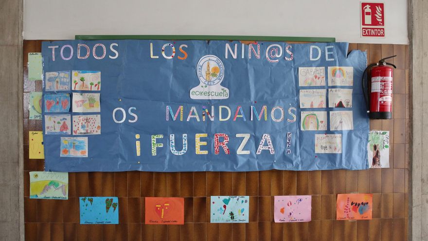 Pancarta en el centro rehabilitado para los colegios de Los Campitos, Todoque y Puerto Naos.