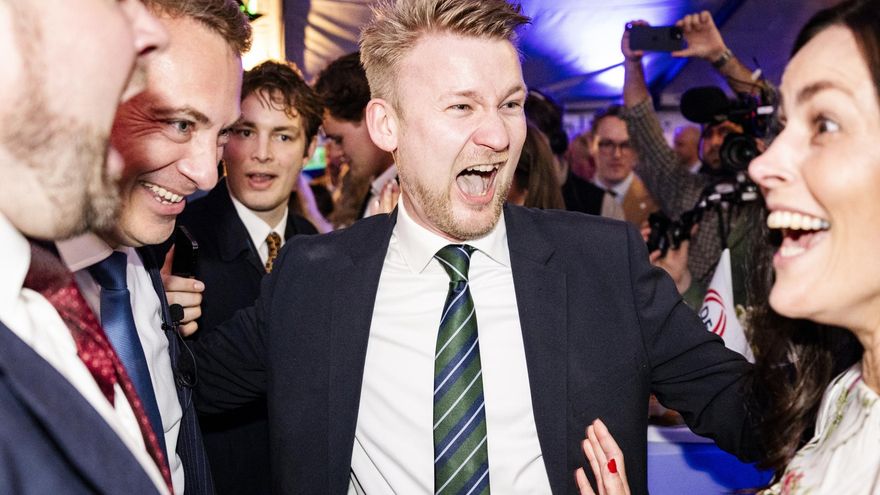 El presidente del Partido Popular danés, Morten Messerschmidt, celebra los resultados electorales este martes.