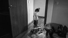 Niña a las puertas de una casa, que va a ser desalojada, en España. / Aitor Lara (Save the Children)