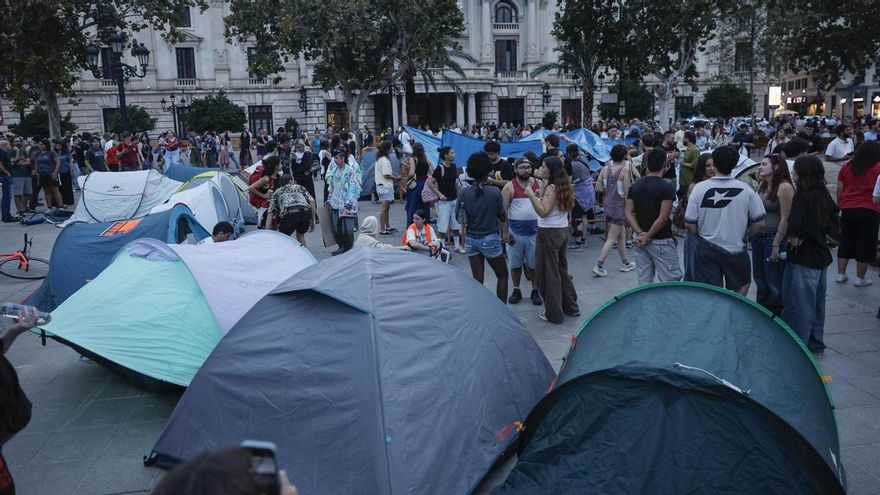 La protesta por el derecho a la vivienda deriva en una acampada en el centro de València