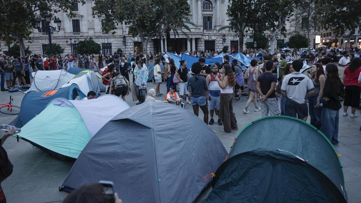 La protesta por el derecho a la vivienda deriva en una acampada en el centro de València