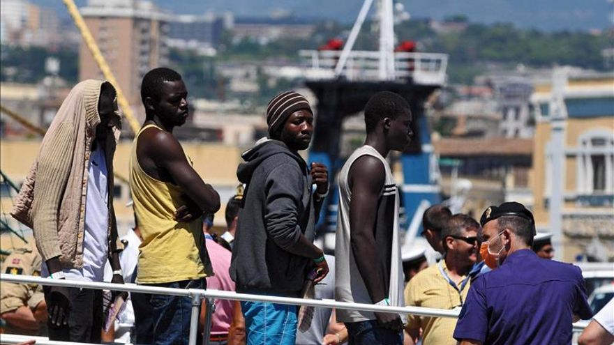 Inmigrantes desembarcan del buque noruego Siem Pilot en el puerto de Catania, Sicilia (Italia).