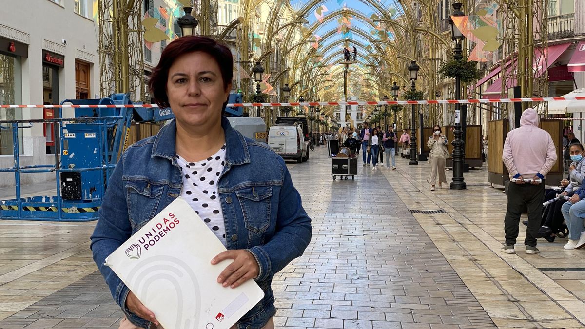La portavoz de la confluencia de IU y Podemos, Paqui Macías, en calle Larios