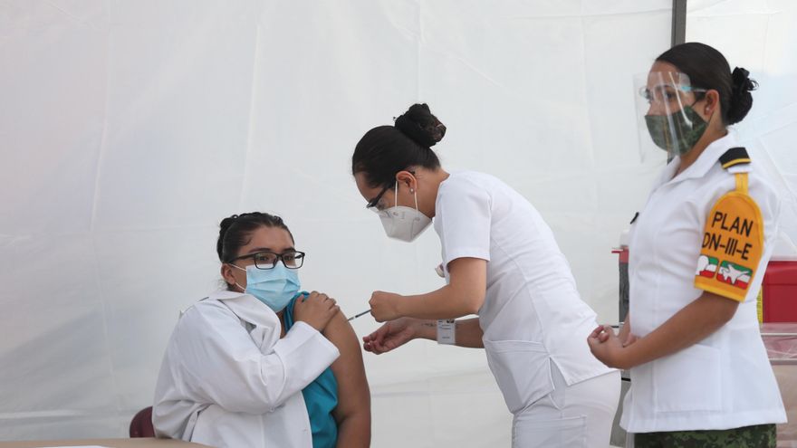 Fotografía de archivo de personal médico recibiendo la vacuna de Pfizer contra la covid-19, en Ciudad de México (México). EFE/Sáshenka Gutiérrez