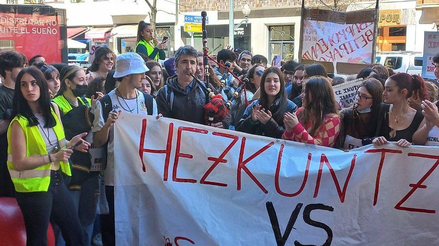 Un profesor toca la gaita mientras sus alumnos protestan frente a la sede del Gobierno vasco