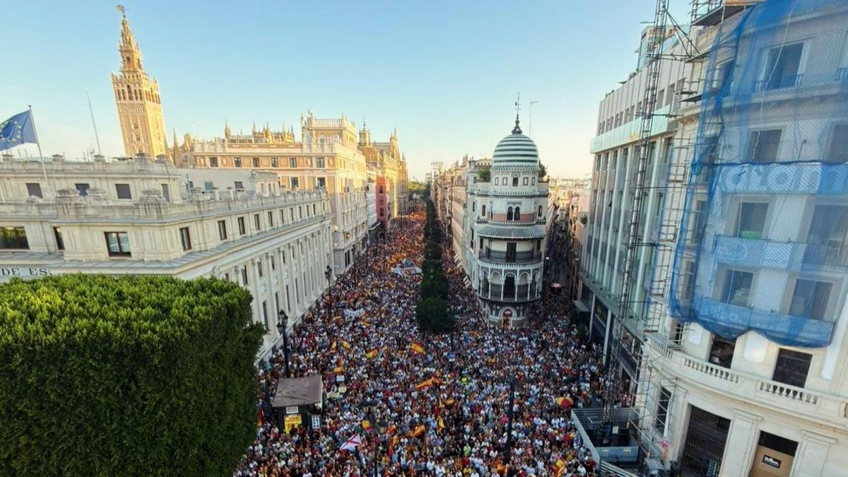 Miles de personas se concentran en Sevilla en apoyo a Ceuta y contra la gestión del Gobierno