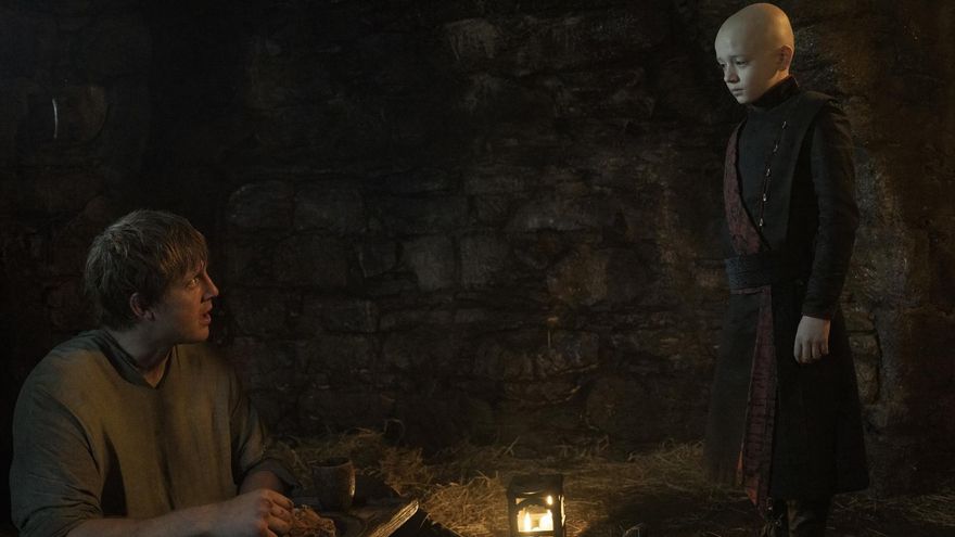 Egg -ya vestido como un príncipe Targaryen- visita a ser Duncan, que está encerrado en una celda