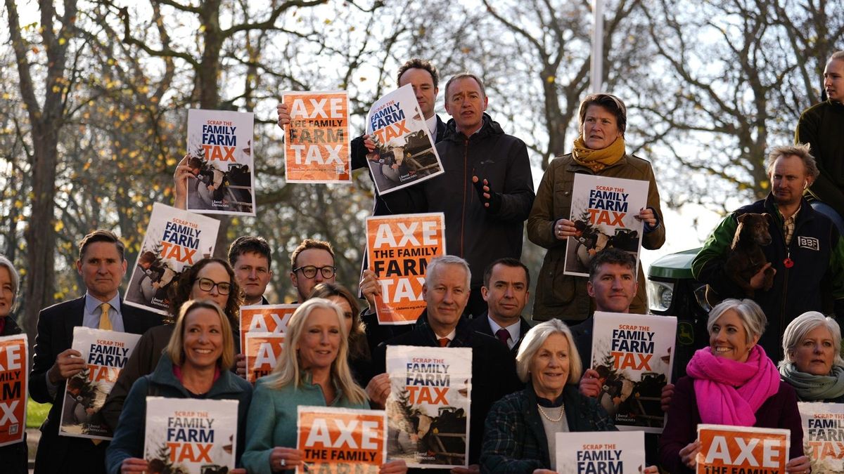 Un grupo de personas se manifiesta en contra de las subidas de impuestos para los propietarios de explotaciones agrícolas, este miércoles en Londres.
