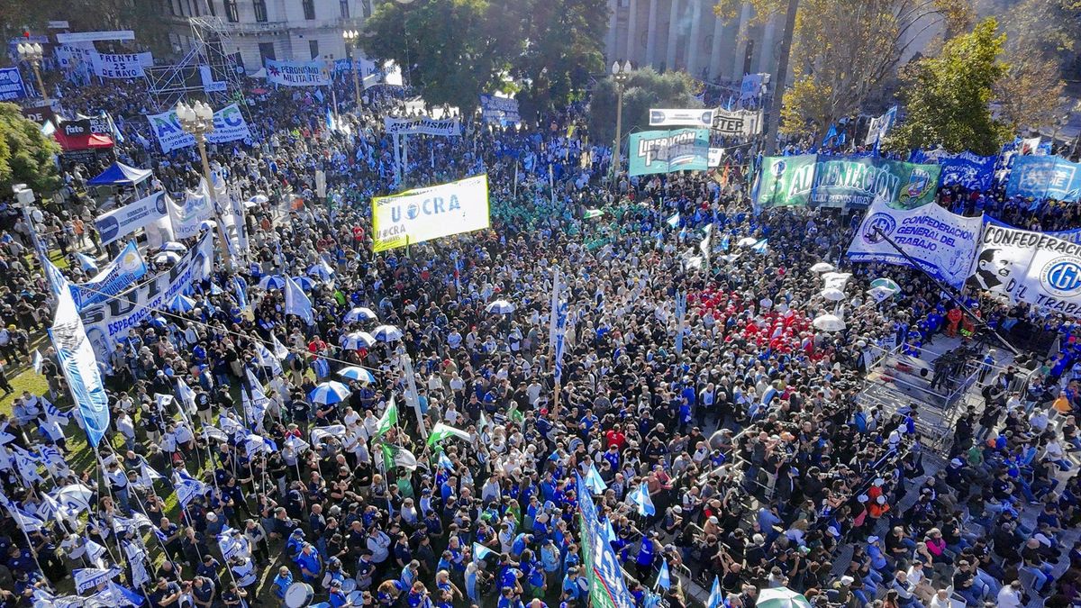 La CGT se movilizó a Plaza de Mayo contra Milei: "No se soporta más el ajuste al pueblo"