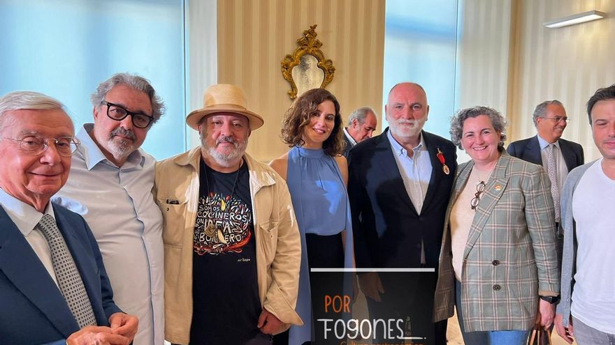 Entrega de la Medalla de Oro con Rafael Ansón, Juanjo López, Sacha, Isabel Díaz Ayuso, José Andrés, y Pepa Muñoz.
