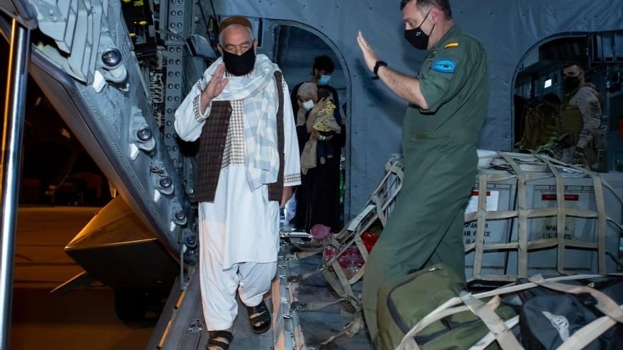 De la bomba en el aeropuerto a cruzar el desierto: así consiguió salir una familia entera de Afganistán hasta Sevilla