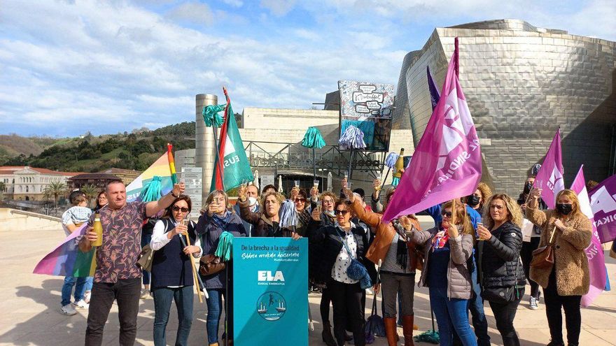 Una subida salarial del 20% pone fin a casi 300 días de huelga de las limpiadoras del Museo Guggenheim