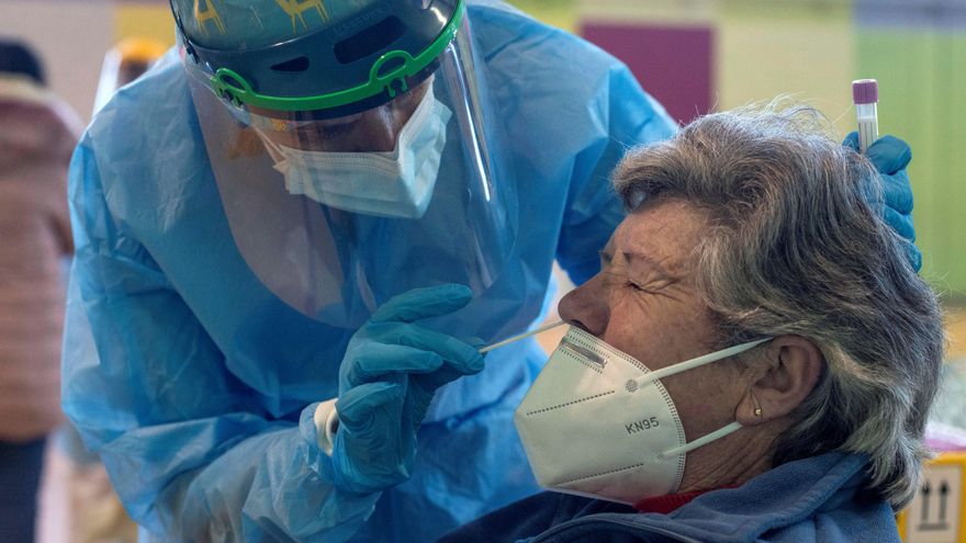 Una sanitaria realiza una prueba PCR durante un cribado aleatorio en Allariz (Ourense) ante el aumento de contagios en la localidad, este miércoles. EFE/Brais Lorenzo