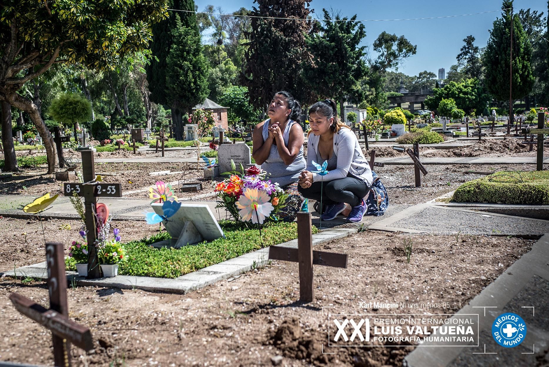 Buenos Aires, Argentina. Marta Tarqui y su hija Miriam Colque, de 26 años lloran y rezan en el cementerio de La Chacarita por la perdida de su hija y hermana Daiana Belén Colque, asesinada a múltiples puñaladas pos u novio paraguayo Hernán, uno de los narcos de La Villa 31, un barrio pobre situado junto a la estación a Retiro, donde Marta vive con su familia. Foto: Karl Mancini. NI UNA MENOS. Segundo finalista.