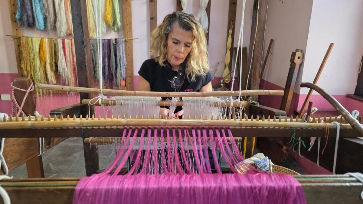 Los Premios Insulares reconocen a Las Hilanderas de El Paso por salvaguardar la labor manual de la seda
