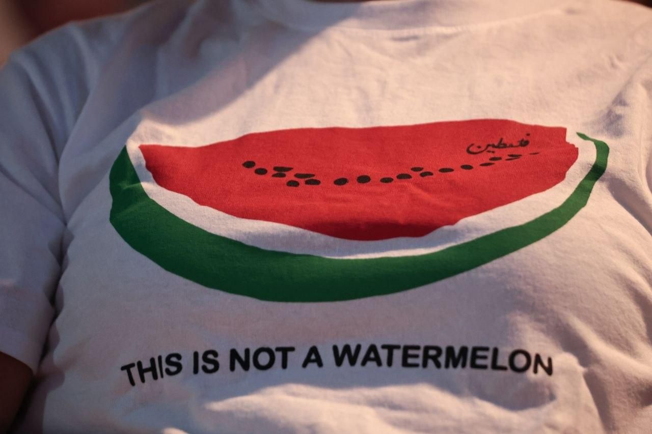 Camiseta que simboliza los colores de la bandera palestina con el lema 'This is not a watermelon' ('Esto no es una sandía') por parte de una de las asistentes