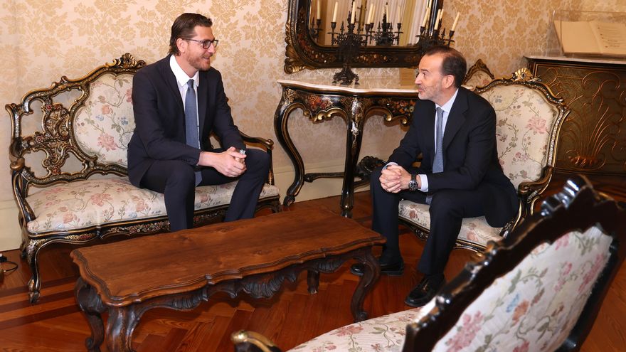 El portavoz del PP en el Parlament balear, Sebastià Sagreras (i) y el presidente del Parlament, Gabriel Le Senne (d).