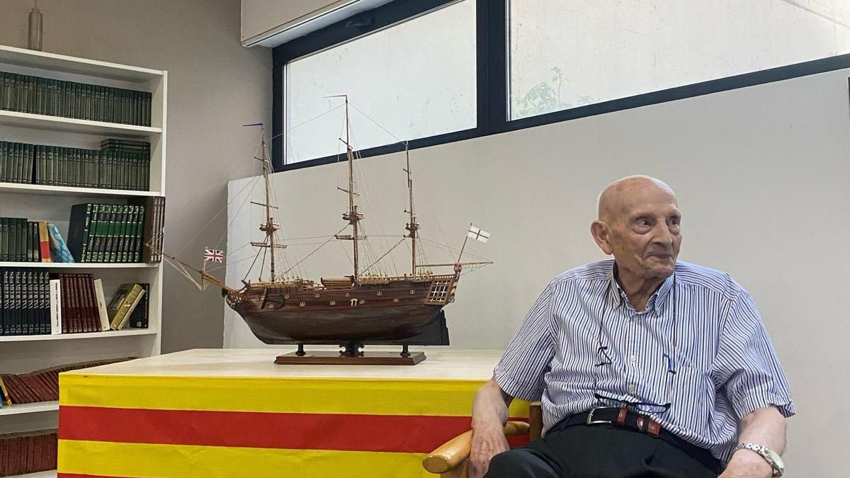 Antonio Giménez junto a la maqueta