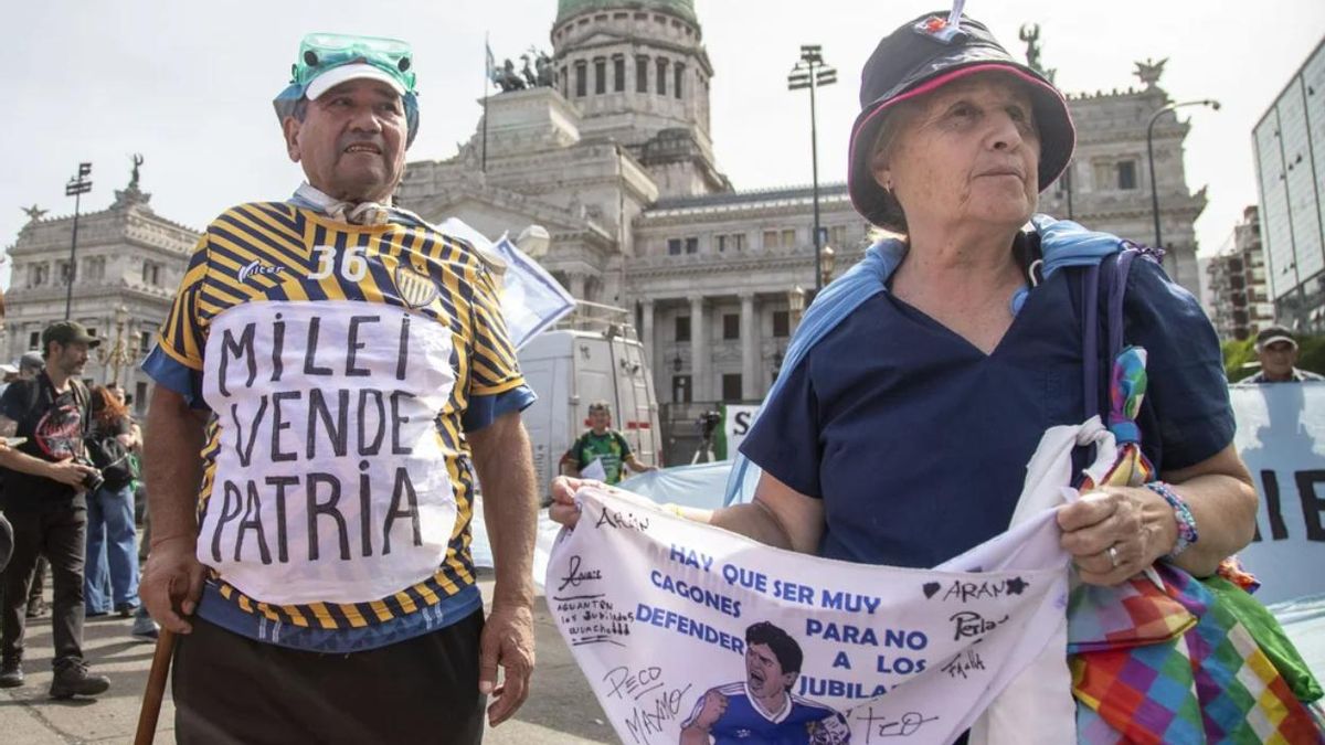 Incidentes en la marcha de jubilados frente al Congreso: golpes, tironeos y tensión con la Policía