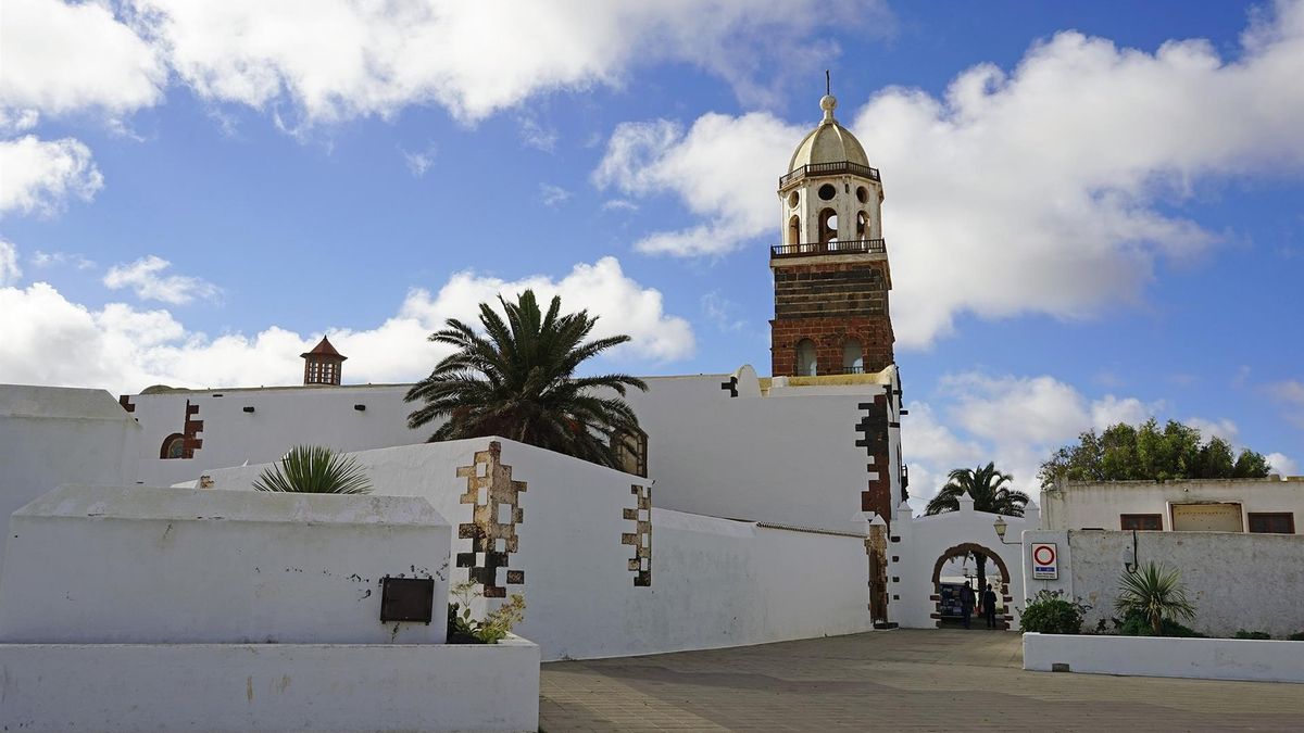 Un niño de 9 y otro de 14 años, heridos al colisionar dos motos en Teguise