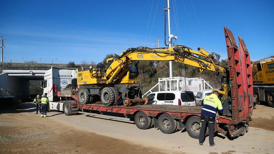 Los trabajos con maquinaria pesada en la zona del accidente de Adamuz arrancan con el hallazgo de nuevos restos mortales
