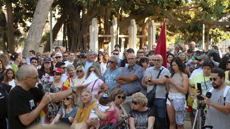 Cientos de personas protagonizan en Cartagena una protesta xenófoba: "Los bancos están llenos de chicos negros"
