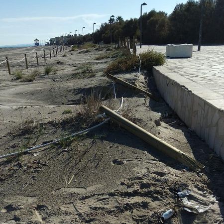Així ha quedat la platja de Pinedo després del temporal.