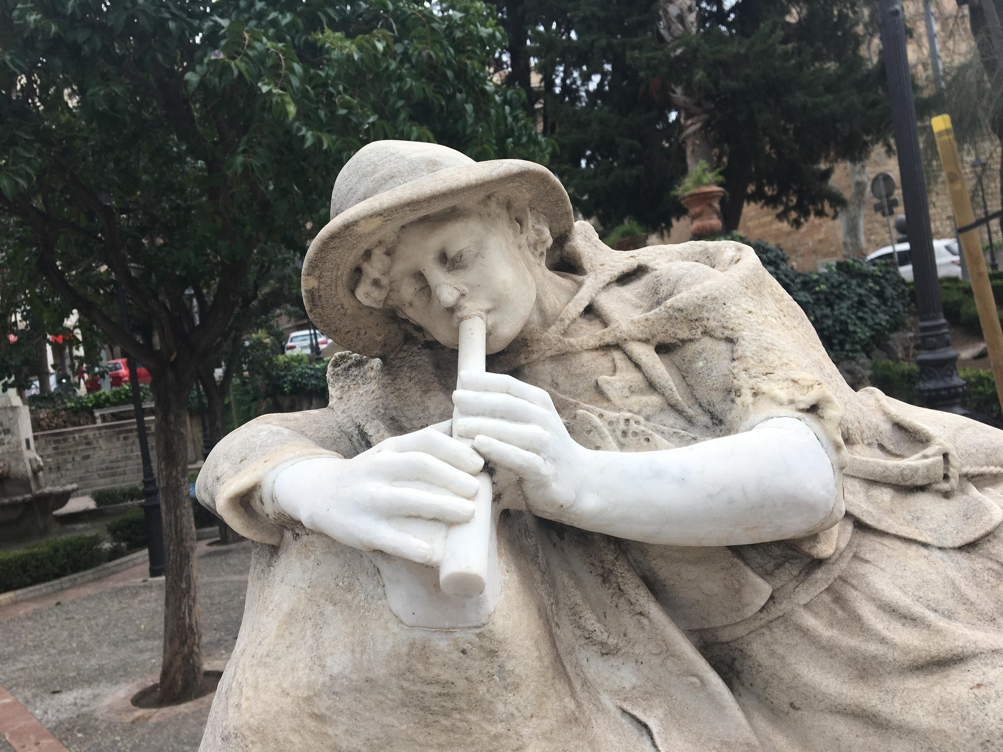 Restauración de una estatua vandalizada de Tomás Vila en la Plaza de la Reina (Palma
