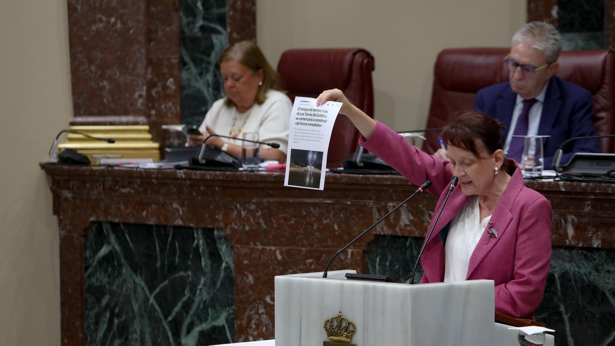 María Marín (Podemos) muestra una noticia que hace referencia a las "promesas incumplidas" del Ejecutivo popular en la Región.