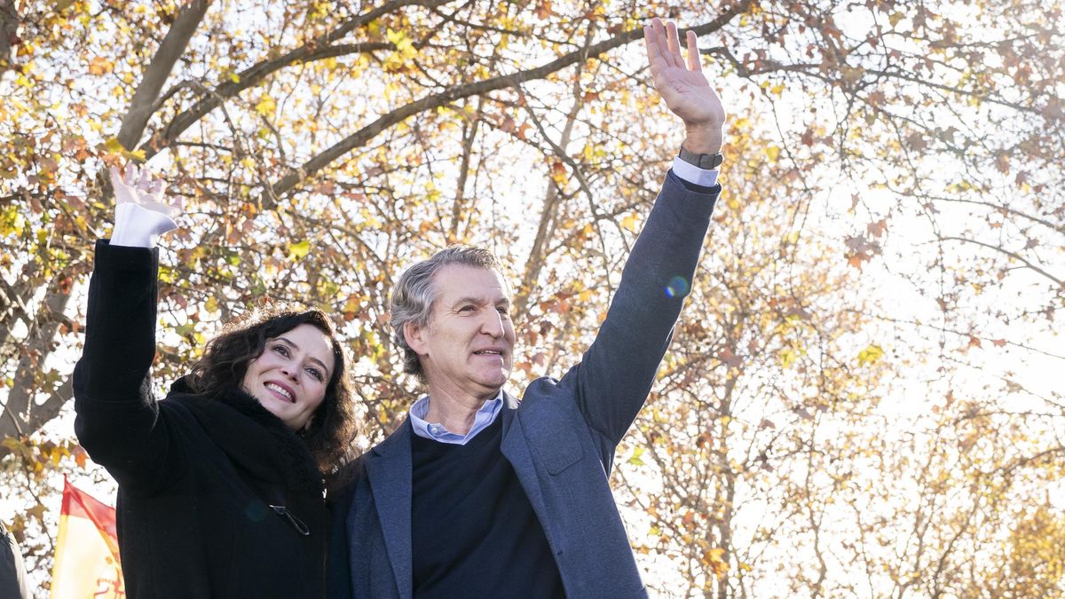 El líder del PP, Alberto Núñez Feijóo, junto a la presidenta de Madrid, Isabel Díaz Ayuso, en la concentración contra el Gobierno de Pedro Sánchez, el pasado domingo en el Templo de Debod.
