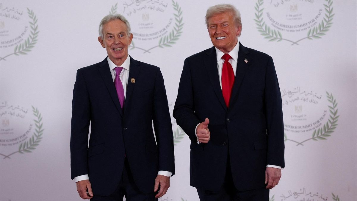El exprimer ministro británico Tony Blair y el presidente Donald Trump en una cumbre en Sharm El-Sheikh, Egipto, en octubre de 2025.