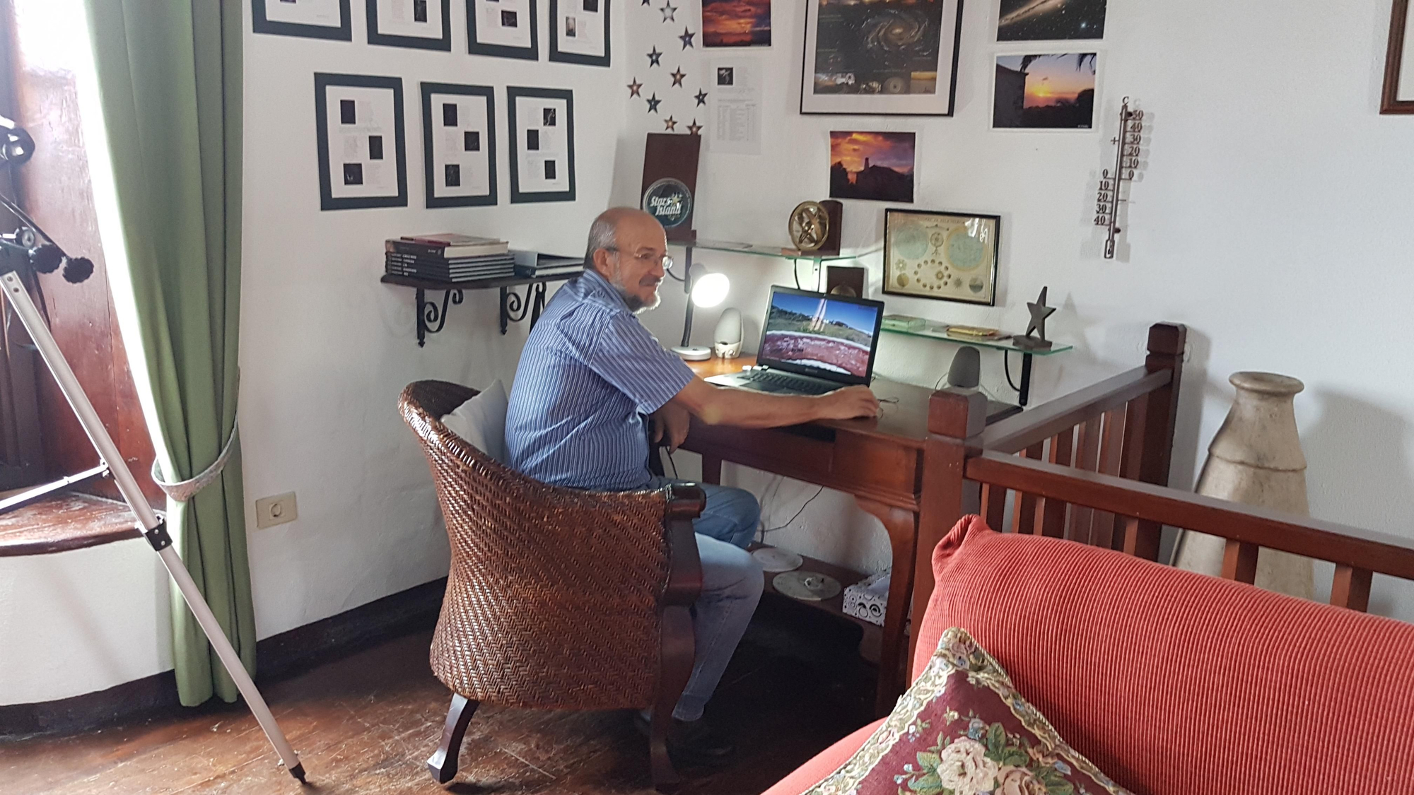Antonio Juan Brito Leal en el 'rincón astronómico' de su vivienda.