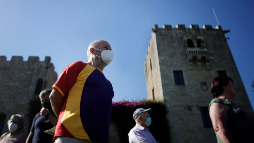 Un hombre viste una camiseta con los colores de la República en la primera jornada en la que los jardines de las Torres de Meirás han abierto sus puertas al público con las primeras visitas guiadas tras el proceso judicial que obligó a la familia Franco a devolver el inmueble al Estado. EFE/Cabalar