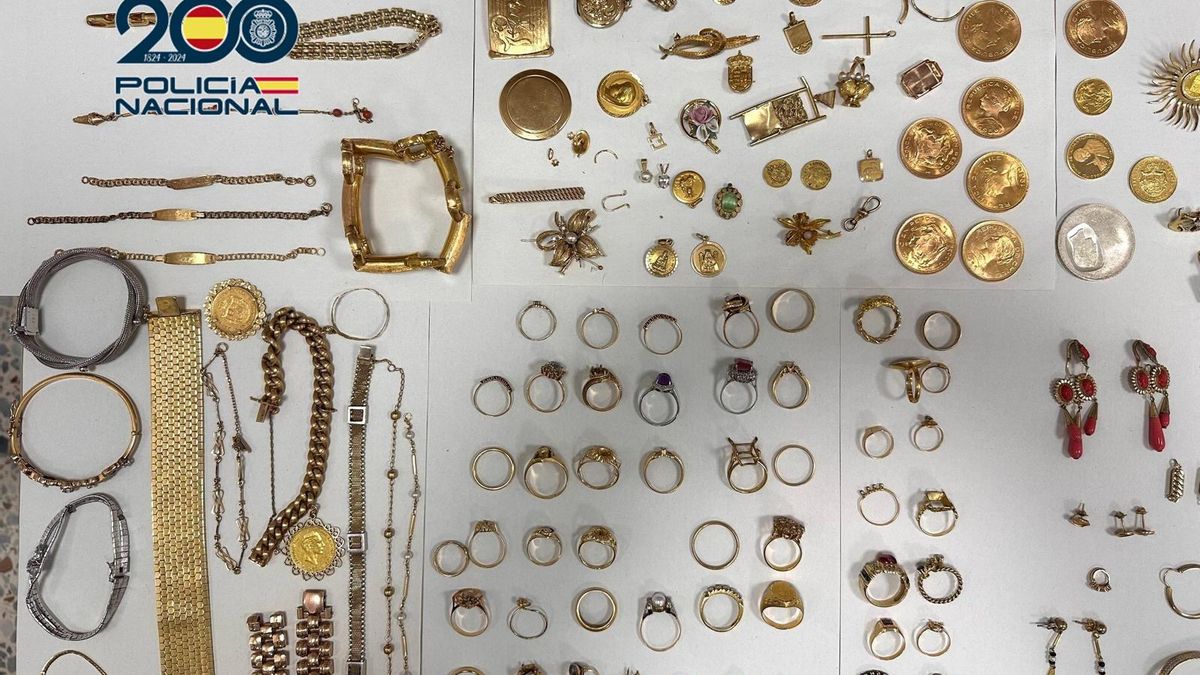 Algunas de las joyas recuperadas tras la detención de los sospechosos.